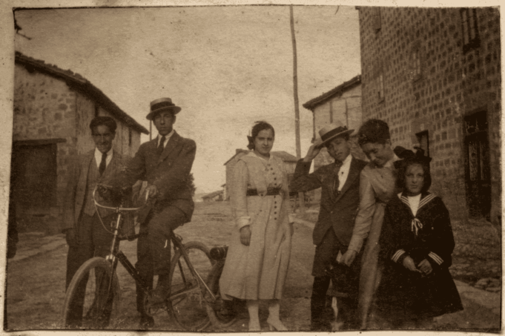 Pueblos de Álava, de abuelas a nietas y nietos. Retrato de grupo hacia 1910-1915 en las calles de Agurain. Photo-Araba