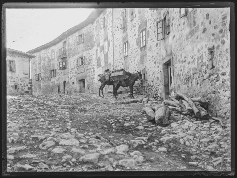 Pueblos de Álava, de abuelas a nietas y nietos. E. Guinea. Archivo Municipal de Vitoria-Gasteiz